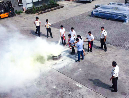 理论实践 防范未“燃” yd2333云顶电子游戏超能激光科技园区举行消防演练